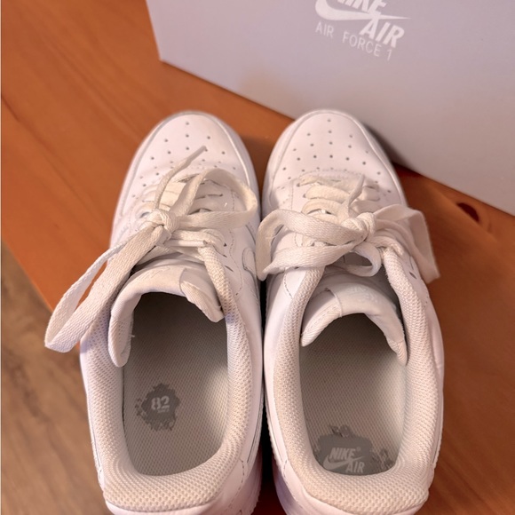 White Air Force 1 ‘07 size 8.5 - Picture 3 of 7